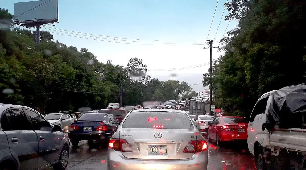 Tráfico en la 49 Avenida Sur por Hermano Buenvenido a Casa
