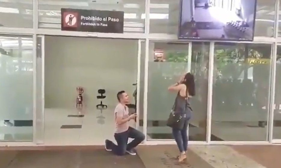 Propuesta de matrimonio en el aeropuerto