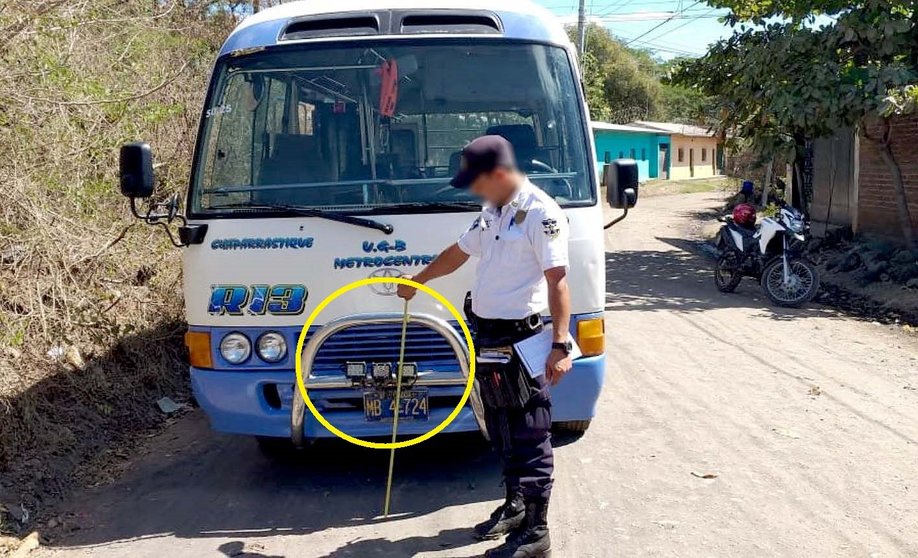 Desmontan mataburros de microbuses en rutas de San Miguel