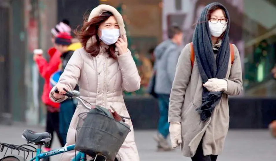 Población con mascarilla para evitar el coronavirus