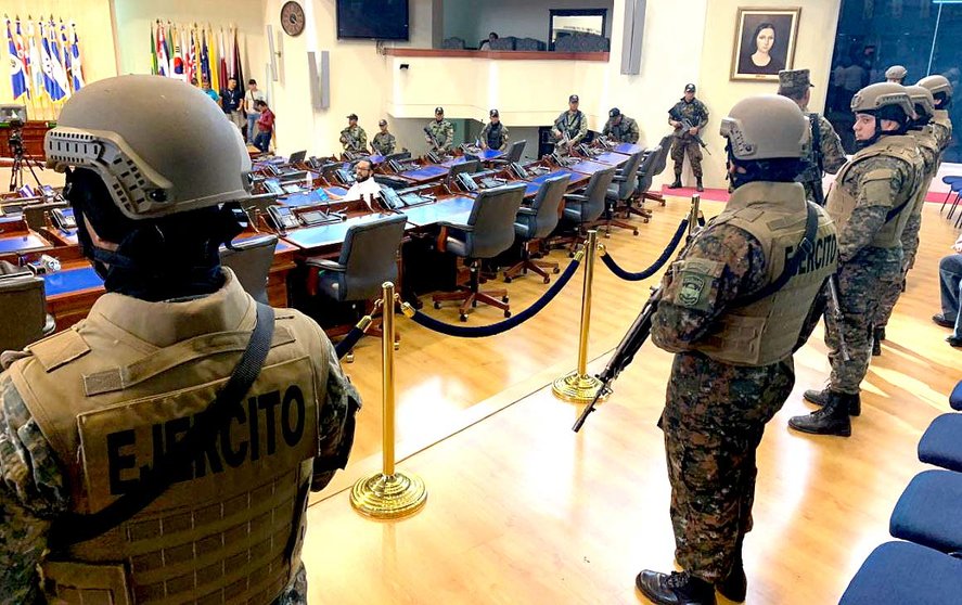 Militares dentro del Salón Azul de la Asamblea Legislativa 5