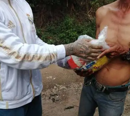 pandillero entrega viveres