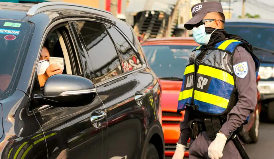 Policía verifica documentos a conductores