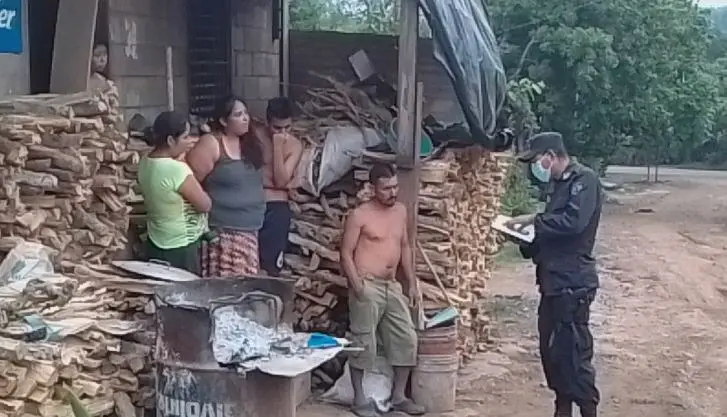 Policías predicando la palabra de Dios