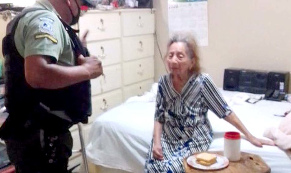 Ayudan a una anciana de 92 años en Santa Tecla 2