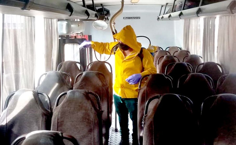 Desinfectan buses que brindar servicio de transporte a personal de salud Foto tomada VMT
