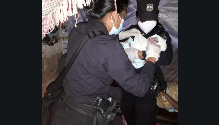 Mujeres policías atendiendo parto