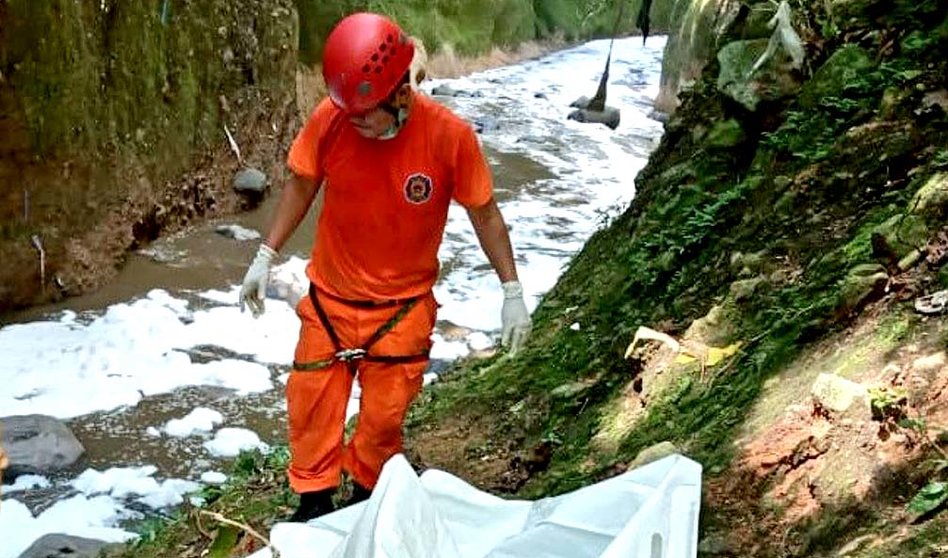 Recuperan un cadáver del río Acelhuate Foto tomada de Bomberos 1