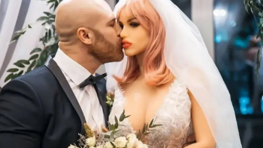 Se divorció de muñeca