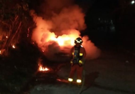 Incendio de vehículo en Santo Domingo