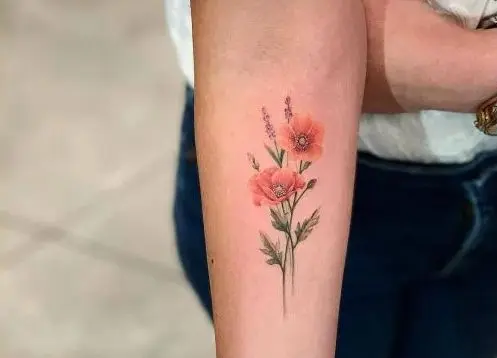 Tatuaje artístico en una mujer