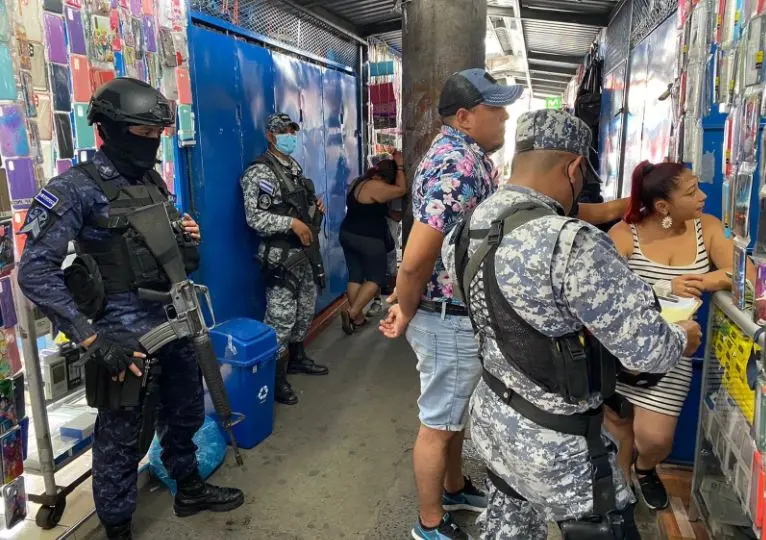 Mujer y hombre detenidos