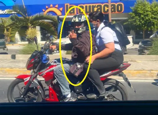 El maleducado me sacó el dedo