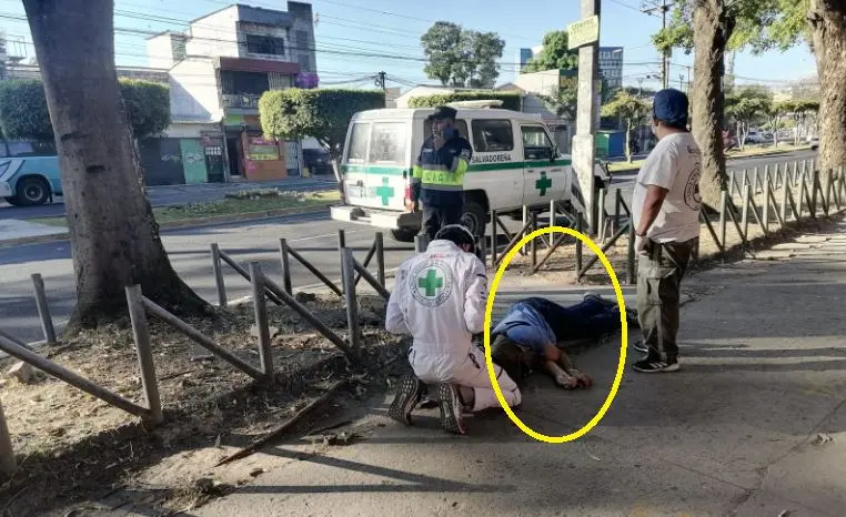 Se tropezó y murió