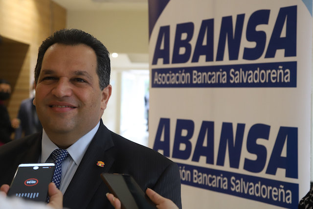 Reunión de banqueros afiliados a ABANSA en el Hotel Crown Plaza en San Salvador, el 25 de mayo de 2022.