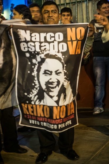 <p>Simpatizantes del candidato presidencial peruano Pedro Pablo Kuczynski se manifiestan contra un posible fraude electoral, frente a la Oficina Nacional de Proceso Electoral (ONPE) en Lima, el 7 de junio de 2016</p>