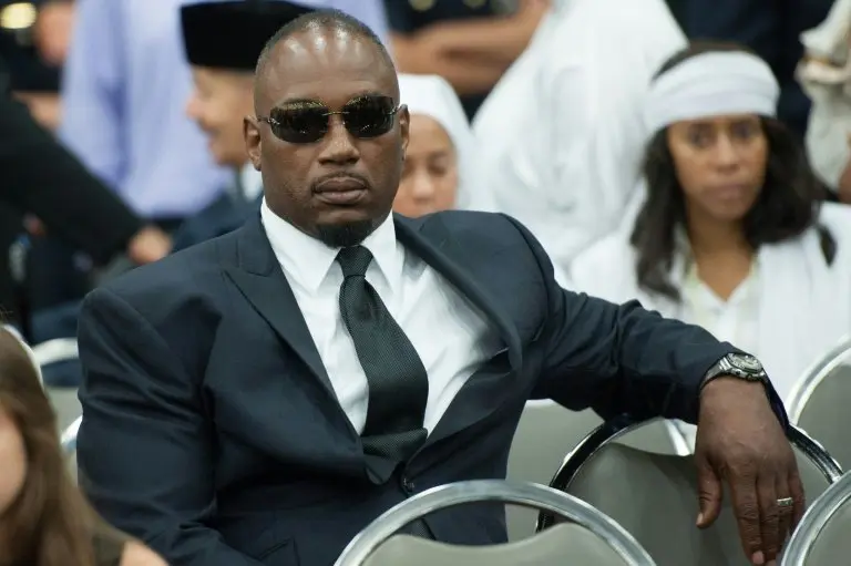 <p>El excampeón mundial de boxeo Lennox Lewis asiste al funeral islámico, Janaza, de la leyenda del boxeo Mohamed Alí el 9 de junio de 2016 en el Freedom Hall de Louisville, en el estado de Kentucky, EEUU</p>