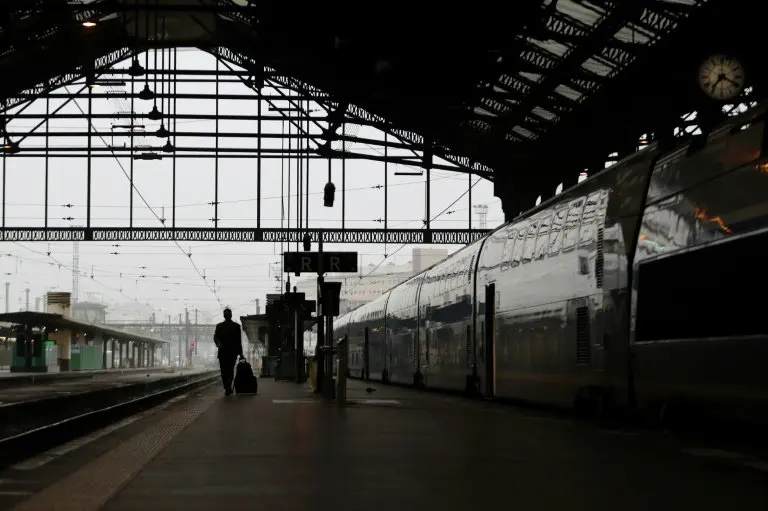 <p>Un pasajero camina por el andén el 1 de junio de 2016 en la estación Gare de Lyon en París</p>