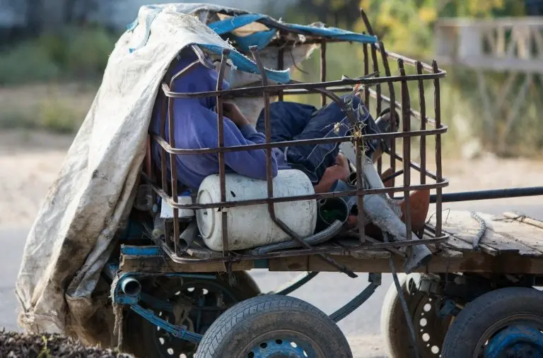 <p>El niño palestino Karam al Zaaneen se sienta en un carro después de recoger desperdicios el 18 de mayo de 2016 en Bait Hanun, Franja de Gaza</p>