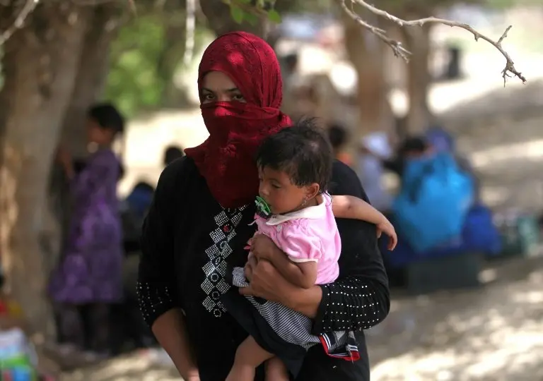 <p>Una iraquí y su hijo, fotografiados el 4 de junio de 2016 en Al Azraqiyah, Irak</p>