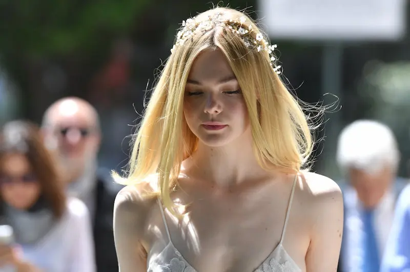 La actriz Elle Fanning llega a una sesión de fotos para promover la película.