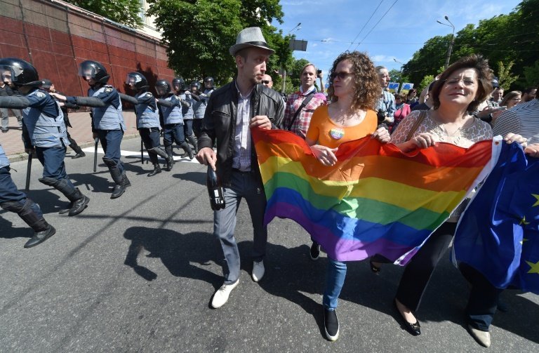 <p>Miembros de la comunidad LGTB ucraniana desfilando por el día del 'Orgullo Gay' en Kiev el 12 de junio de 2016</p>