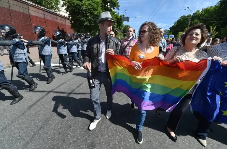 <p>Miembros de la comunidad LGTB ucraniana desfilando por el día del 'Orgullo Gay' en Kiev el 12 de junio de 2016</p>