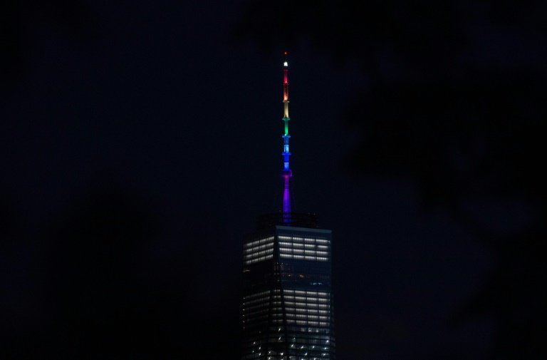 <p>La antena del One World Trade Center se ilumina con los colores del arcoíris, el 12 de junio de 2016 en Nueva York, por la matanza en un club gay de Orlando horas antes, que dejó 50 fallecidos y 53 heridos</p>