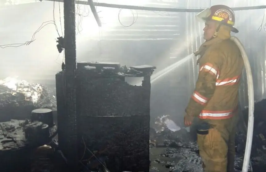 Incendio en bodega/ cortesía Bomberos