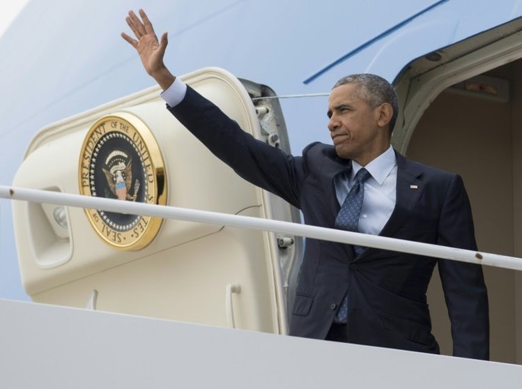 <p>El presidente de Estados Unidos, Barack Obama, aborda el avión presidencia Air Force One rumbo a Orlando el 16 de junio de 2016 en Maryland</p>