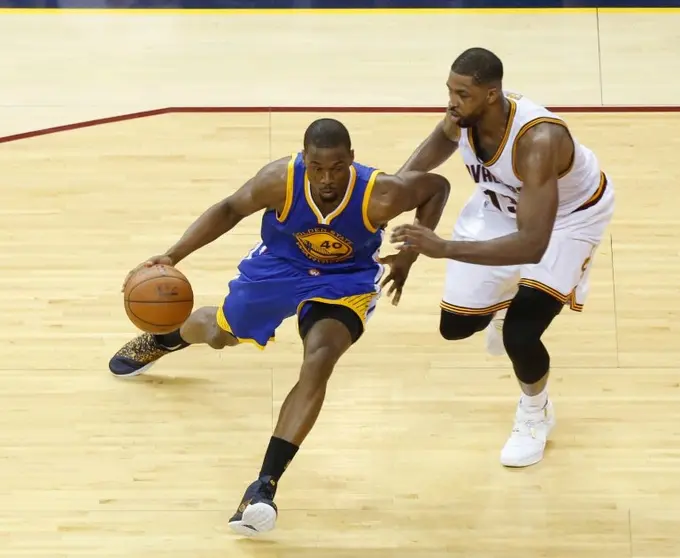 <p>Harrison Barnes (I), de los Golden State Warriors, y Tristan Thompson, de Cleveland Cavaliers, en el sexto juego de las finales de la NBA, el 16 de junio de 2016 en Cleveland, Ohio</p>