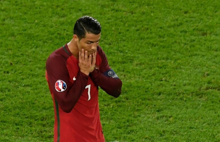 <p>El capitán de Portugal, Cristiano Ronaldo, se lamenta luego de errar un penal ante Austria por la segunda fecha del grupo F de la Eurocopa, en el estadio Parc des Princes de París, el 18 de junio de 2016</p>