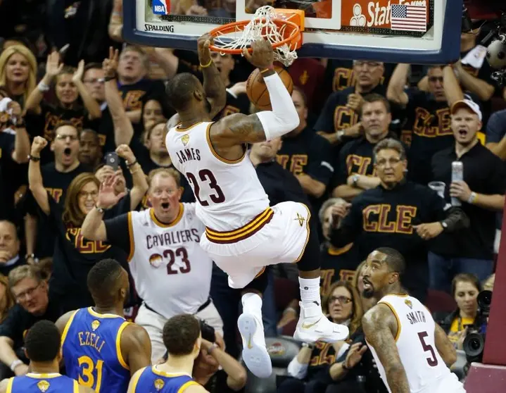 <p>LeBron James, de los Cleveland Cavaliers, encesta durante el sexto juego de la final de la NBA, contra los Golden State Warriors, el 16 de junio de 2016 en Cleveland, Ohio</p>