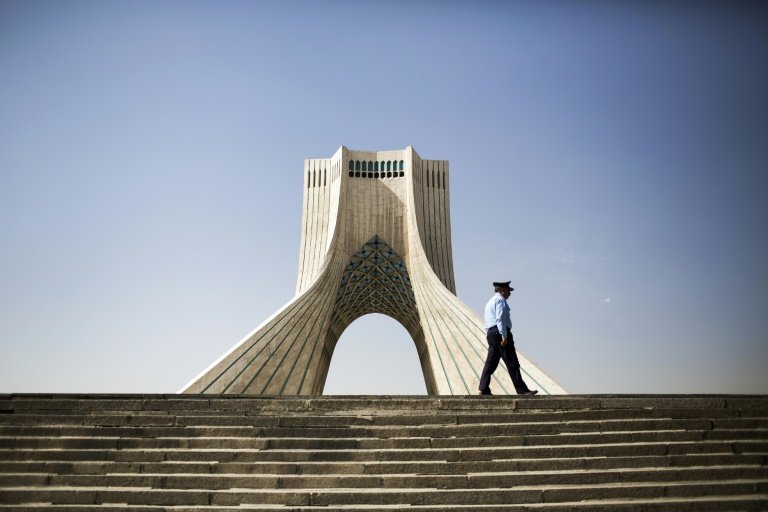 <p>Un guardia de seguridad pasa por delante de la torre Azadi, en Teherán, el 23 de febrero de 2016</p>