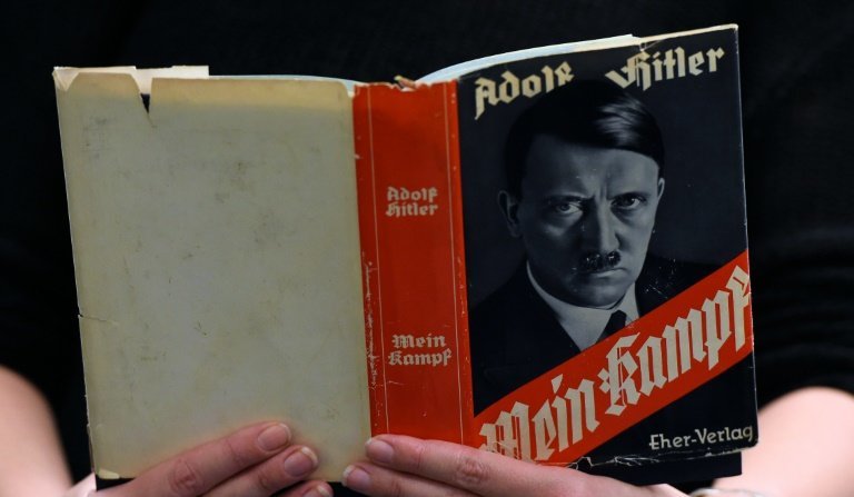 <p>Una edición en alemán del libro de Adolf Hitler 'Mein Kampf' ('Mi lucha'), en una imagen tomada el 7 de diciembre de 2015 en la Biblioteca Central y Regional de Berlín</p>