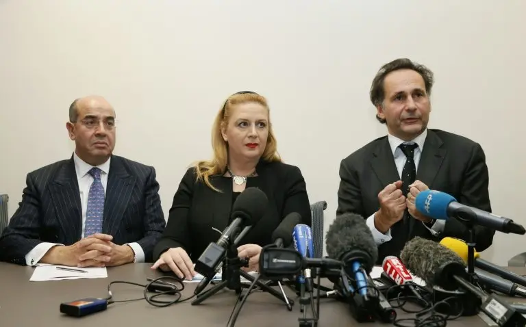 <p>Suha Arafat, la viuda del líder palestino Yasser Arafat, da una rueda de prensa acompañada de sus abogados el 3 de diciembre de 2013 en París</p>