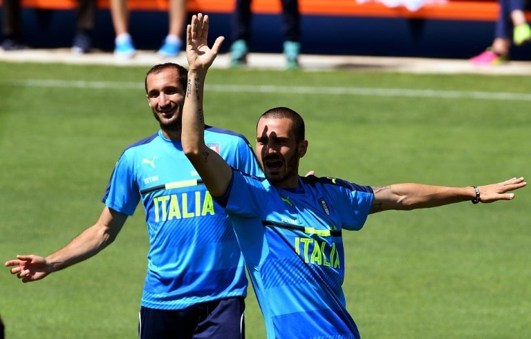 <p>Los defensas Giorgio Chiellini (I) y Leonardo Bonucci participan de una sesión de entrenamiento de Italia previa al partido de octavos de final de la Eurocopa-2016 frente a España, el 24 de junio de 2016 en Montpellier</p>