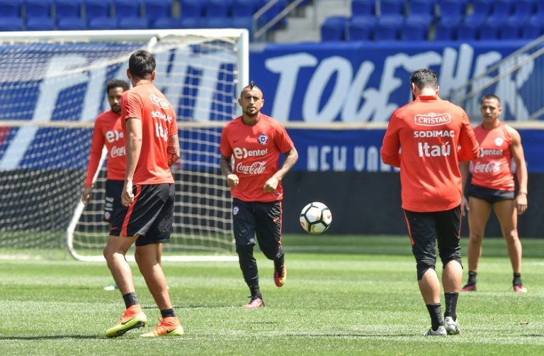 <p>El chileno Arturo Vidal entrena junto a sus compañeros en Nueva Jersey, el 24 de junio de 2016</p>