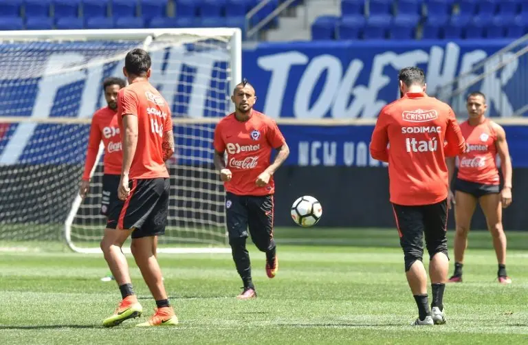 <p>El chileno Arturo Vidal entrena junto a sus compañeros en Nueva Jersey, el 24 de junio de 2016</p>