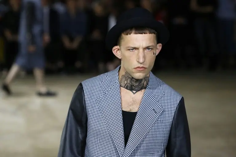 <p>Un modelo presenta una de las creaciones de Junya Watanabe de la colección primavera-verano 2017, el 24 de junio de 2016 en París</p>