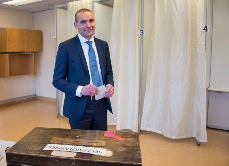 <p>El candidato presidencial Gudni Johannesson deposita su voto en Reikiavik, el 25 de junio de 2016</p>