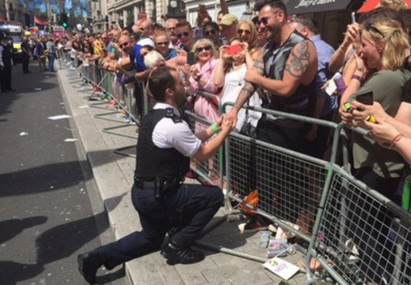 Policía inglés propone matrimonio