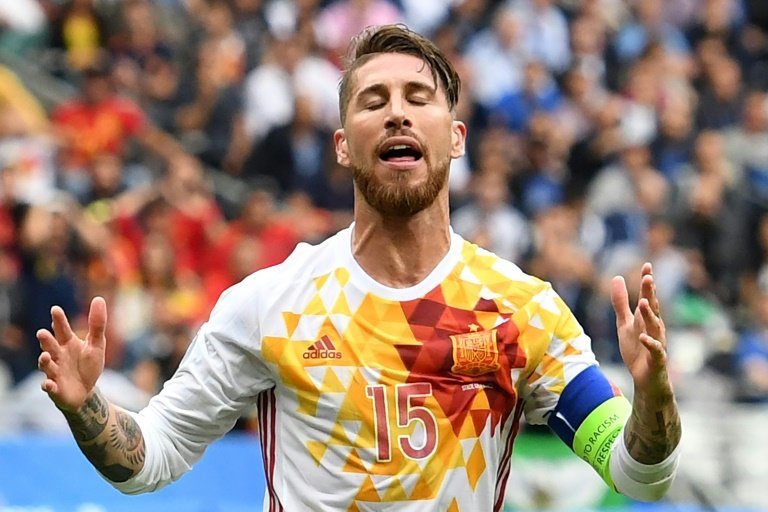 <p>Sergio Ramos se lamenta durante el partido España-Italia de los octavos de final de la Eurocopa, el lunes 27 de junio en el estadio de Saint Denis, cerca de París</p>