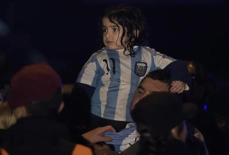 <p>Hinchas argentinos aguardan bajo la lluvia, en Buenos Aires, la llegada de su selección después de la Copa América Centenario, el 27 de junio de 2016</p>