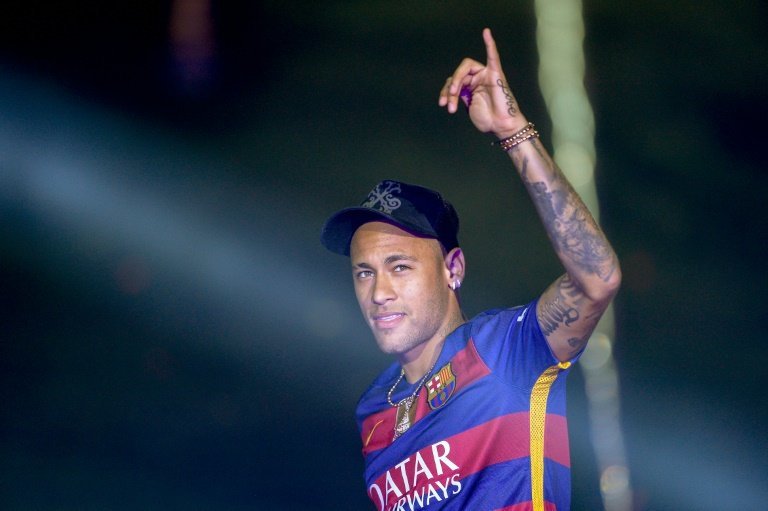 <p>Neymar saluda al público congregado en el estadio Camp Nou para la celebración de los triunfos del Barça en la Liga y la Copa del Rey, el pasado 23 de mayo en Barcelona</p>