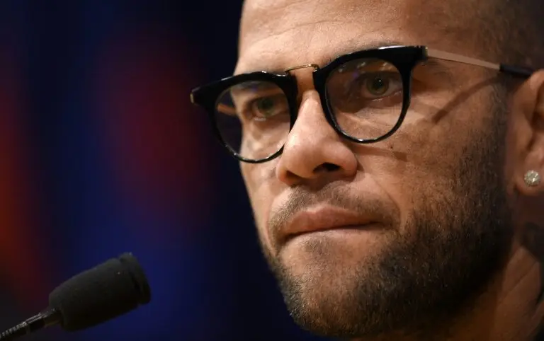 <p>Dani Alves da una rueda de prensa en el estadio Camp Nou, el pasado 10 de junio en Barcelona</p>