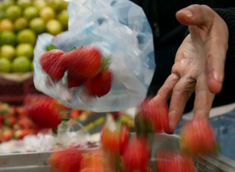 <p>Fresas en un mercado de Bogotá el 25 de agosto de 2013</p>