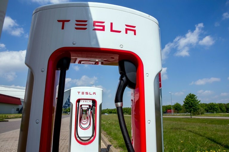 <p>Un puesto de carga de coches eléctricos Tesla en Wittenburg, Alemania, fotografiado el 18 de mayo de 2016</p>