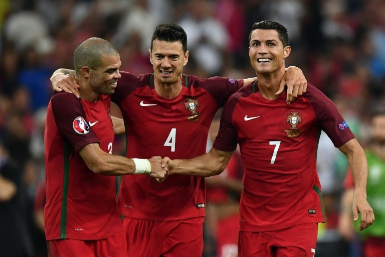 <p>Los jugadores de Portugal Pepe (izq), Fonte y Cristiano Ronaldo celebran el pase a las semifinales de la Eurocopa tras vencer en los penaltis a Polonia el 30 de junio de 2016 en Marsella, Francia</p>