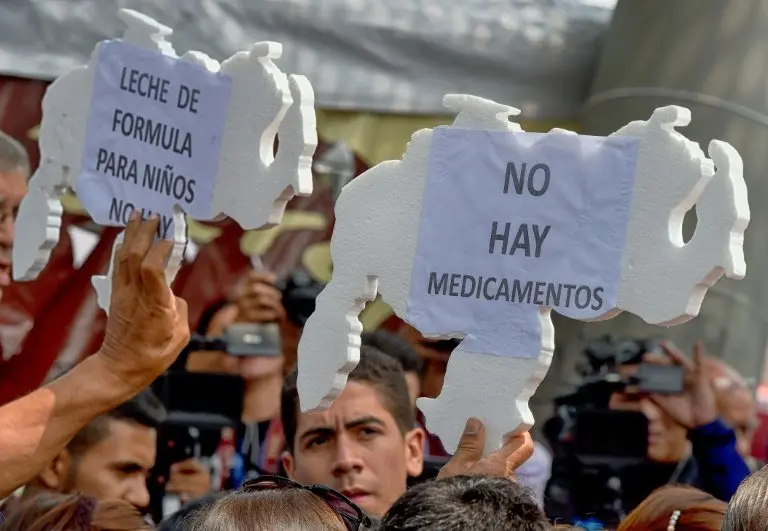 <p>Un grupo de ciudadanos venezolanos protesta por la falta de medicinas el 13 de abril de 2016 en Caracas</p>